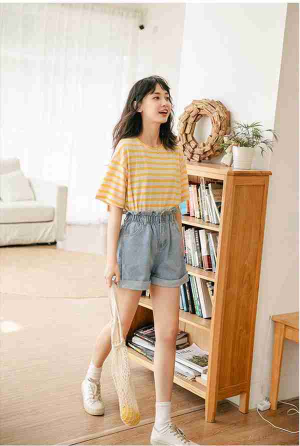 今年最流行的几款牛仔短裤穿搭，这样搭配非常好看