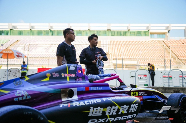 刘尚青F4珠海站登上领奖台 迪锐克斯电竞椅发文祝贺