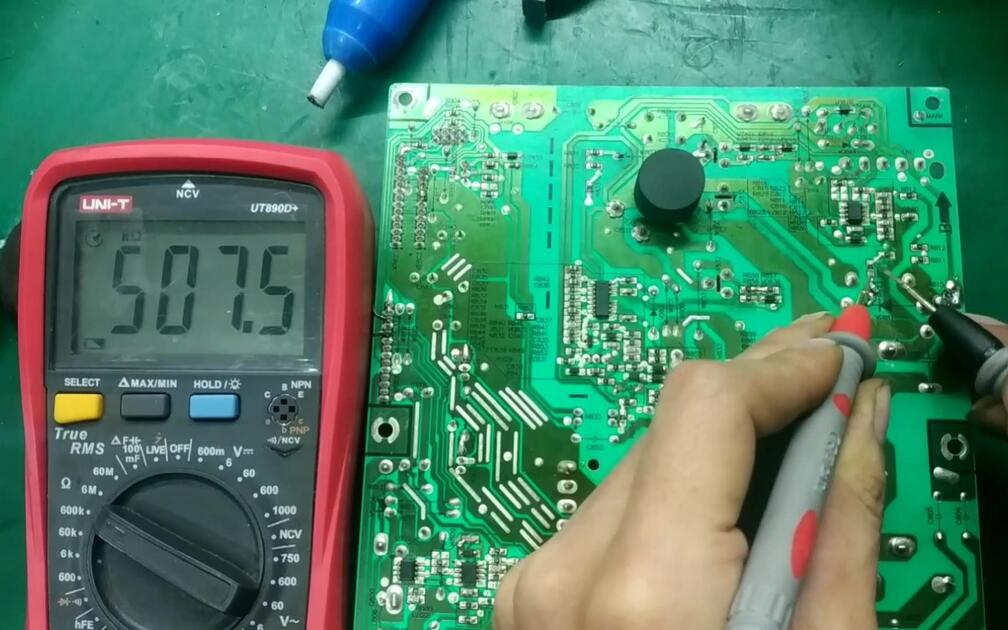液晶电视开机困难,冷机不启动热机正常,有些元件测不出只能代换