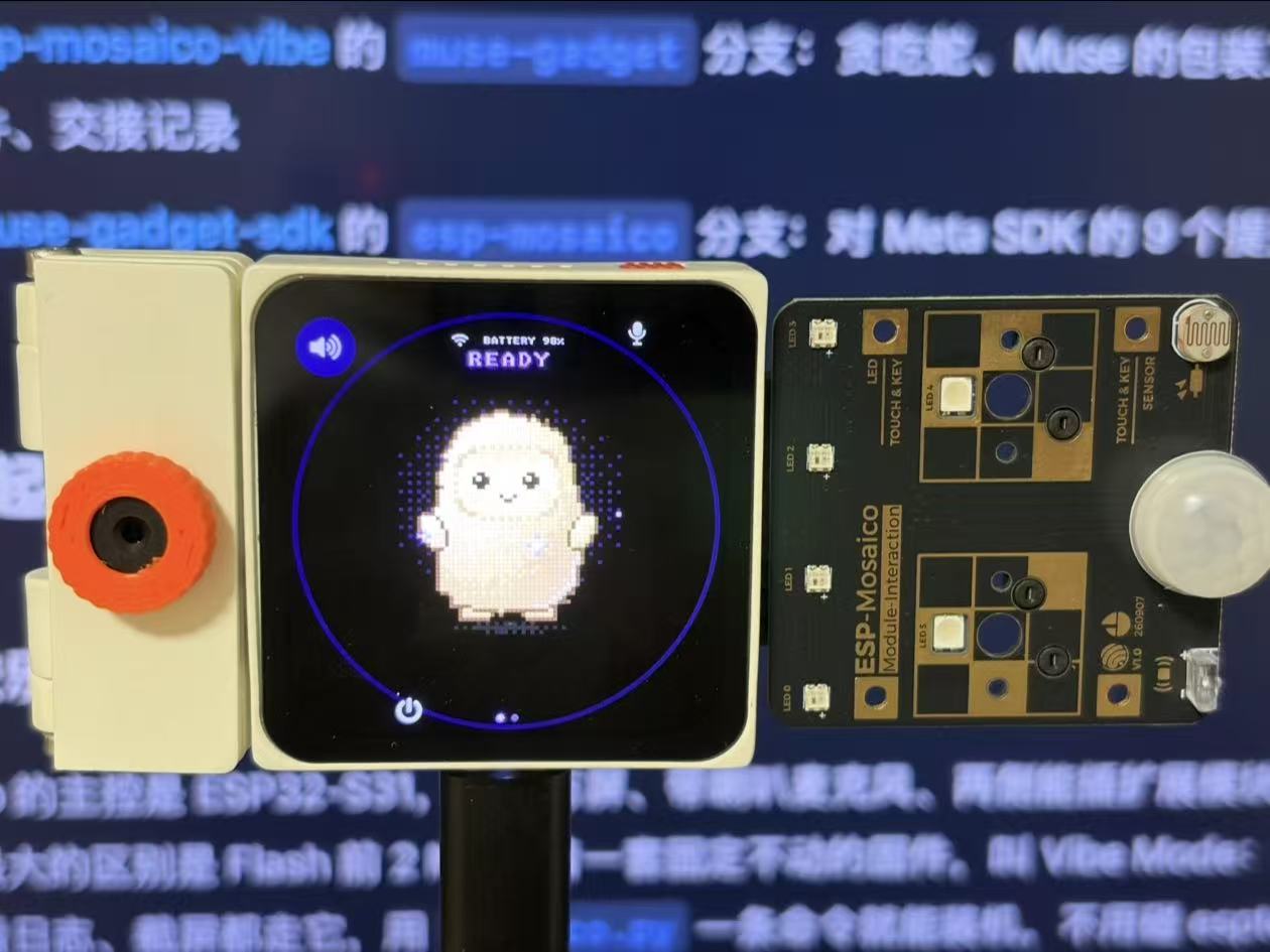 现在的样子:左槽插着摄像头模块,右槽是交互模块
